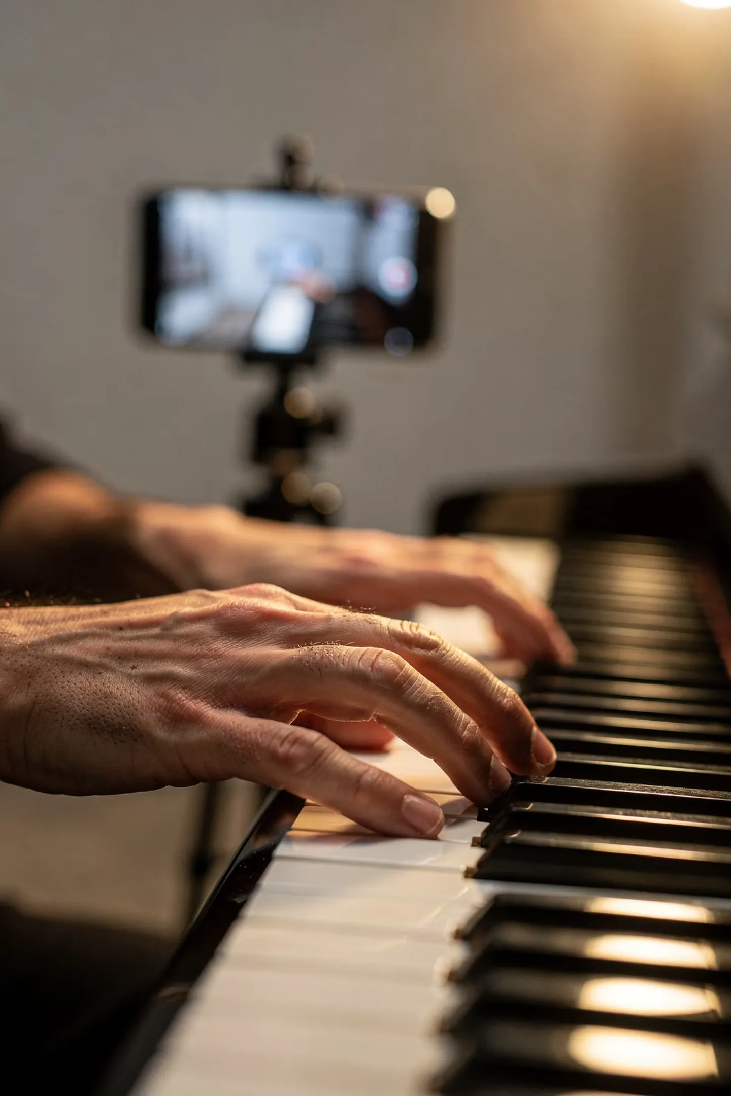 Hands on a piano being coached by iRobin.